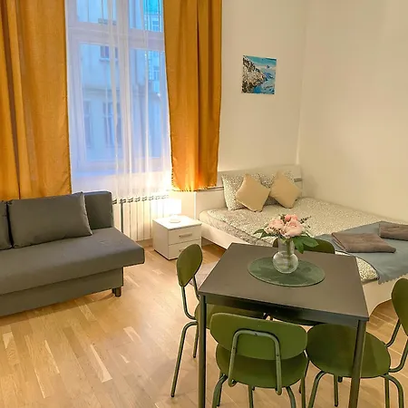 Cozy Apartment By Wenceslas Square And Main Train Station Prague Exterior photo